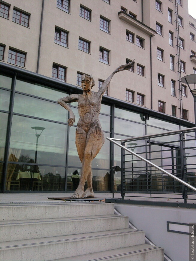 Brele Scholz Elbtänzerin
У входа в Маритим отель  со сторны Эльбы всех приветствует деревянная скульптура.
Адрес: Devrientstr. 10-12(или Ostra-Allee 13)