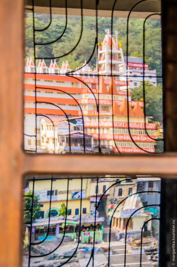отражение храмов  на противоположном берегу Ганга ривэ в двери ресторана