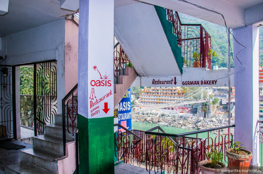 внутренний дворик с лестницей в ресторан OASIS