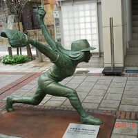 В Японии очень распространен бейсбол. В одной из галерей установлены скульптуры игроков.