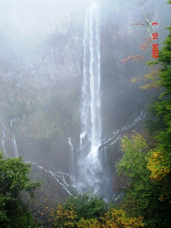 Это Кэгон - самый известный из 48 водопадов Никко, он входит в число трёх красивейших водопадов Японии. Через пелену тумана он еле виден.