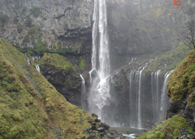 По сторонам от основного водопада находится больше десятка небольших водопадов, стекающих через трещины в горах и затвердевших лавовых потоках.