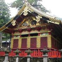 На территории храма есть три Священных хранилища. Вот это Верхнее священное хранилище. Как я поняла, в них хранятся 1200 костюмов самураев для церемониальных процессий. 