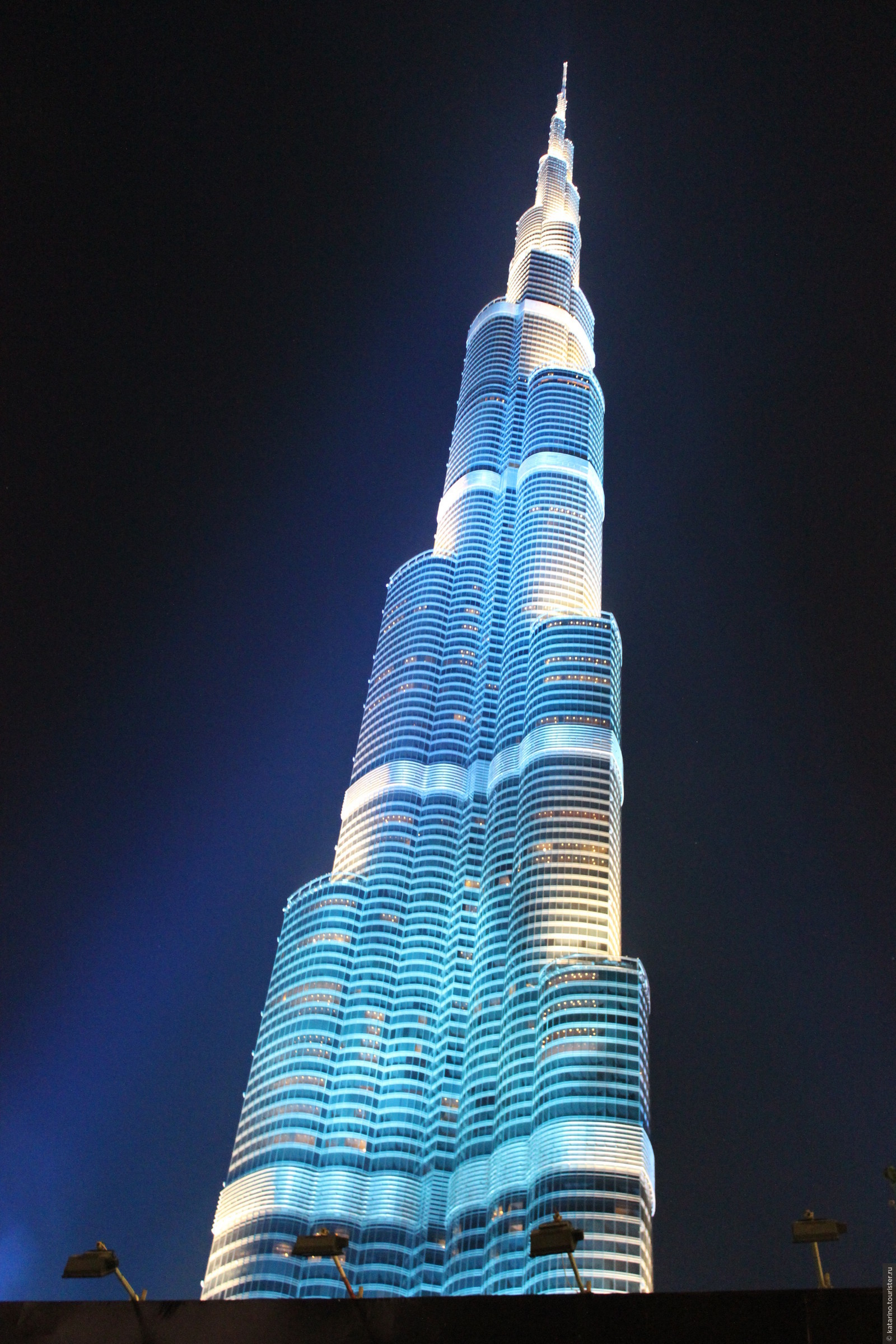 Башня бурдж халифа этажей. Башня Бурдж Халифа. Бурдж Халифа – 828 метров. Дубай здание Бурдж Халифа. Высота Бурдж Халифа в Дубае.