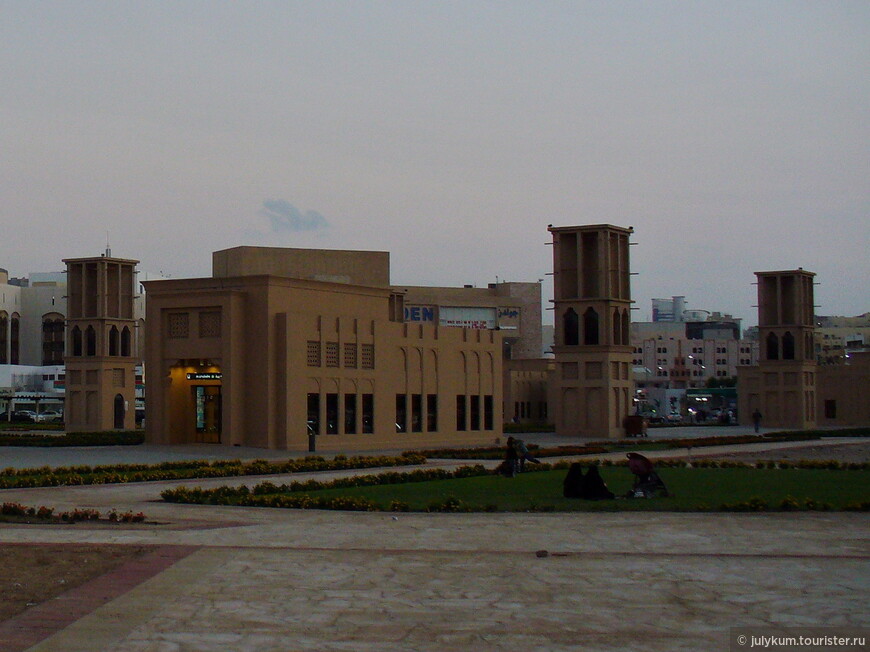 Вход в станцию метро Al Ghubaiba гармонирует со стилем окружающих его строений. 