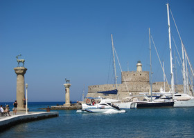 Олени - символ Родоса и крепость с маяком (город Родос)
