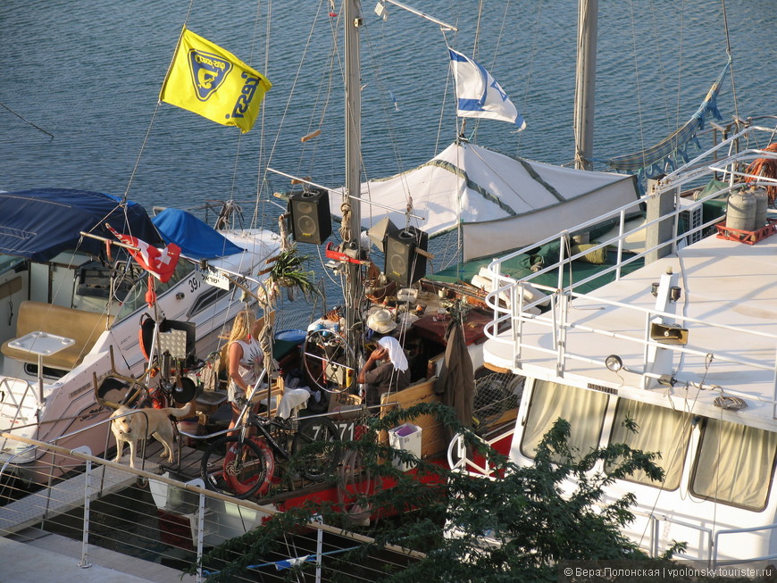 Яхта замечательных путешественников, пришвартованная возле отеля Dan Panorama в Эйлате