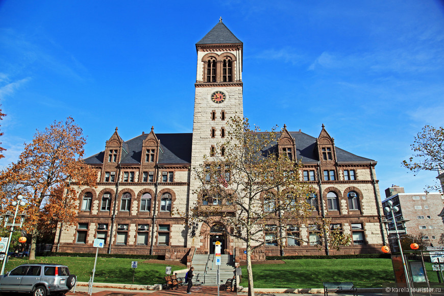 Городская ратуша  (Cambridge City Hall) - заметное здание на главной транспортной артерии Массачусетс-авеню. Построено в стиле романского возрождения (очень популярного в этой части Штатов). Кембриджская мэрия знаменита тем, что именно здесь был зарегистрирован первый однополый брак в США 