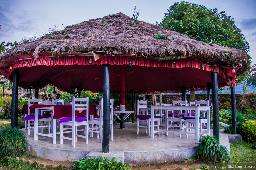 NEPAL. Fewa Paradise Restaurant & Bar