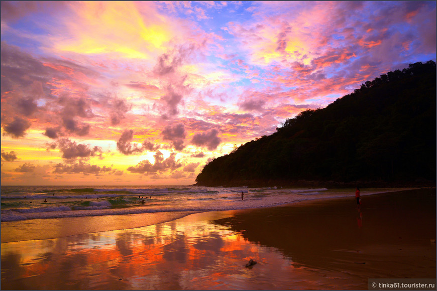 Разноцветные облака отражаются в мокром песке, создавая сюрреалистические картины.