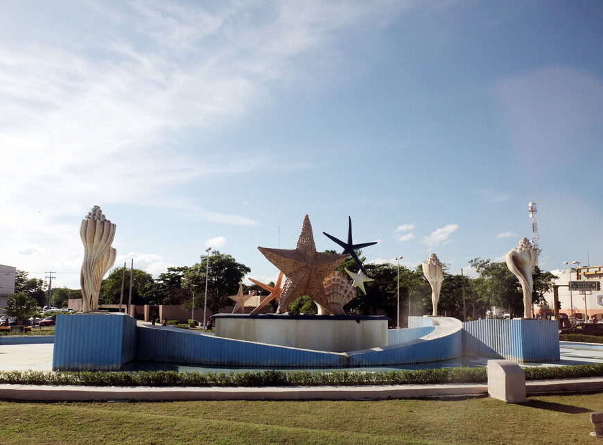 Инсталляция на морскую тему в даунтауне Канкуна