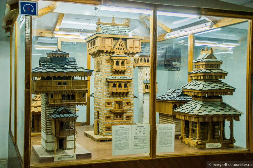 витрина с моделями в миниатюре уникальных по архитектуре храмов долины Куллу