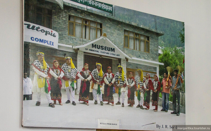 фото в национальных праздничных костюмах у входа в Краеведческий музей в Манали. Так нарядно жители долины одеваются на Мелу
