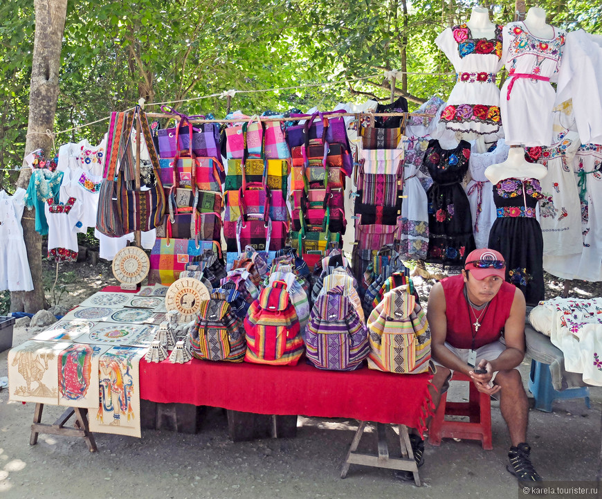 Уличный торговец в Чичен-Ице