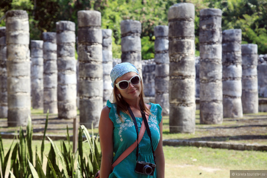 Группа тысячи колонн, Чичен-Ица
Экипировка туриста в Мексике: головной убор, солнцезащитные очки, солнцезащитный крем и бутылка воды в сумочке, кроссовки, фотоаппарат
