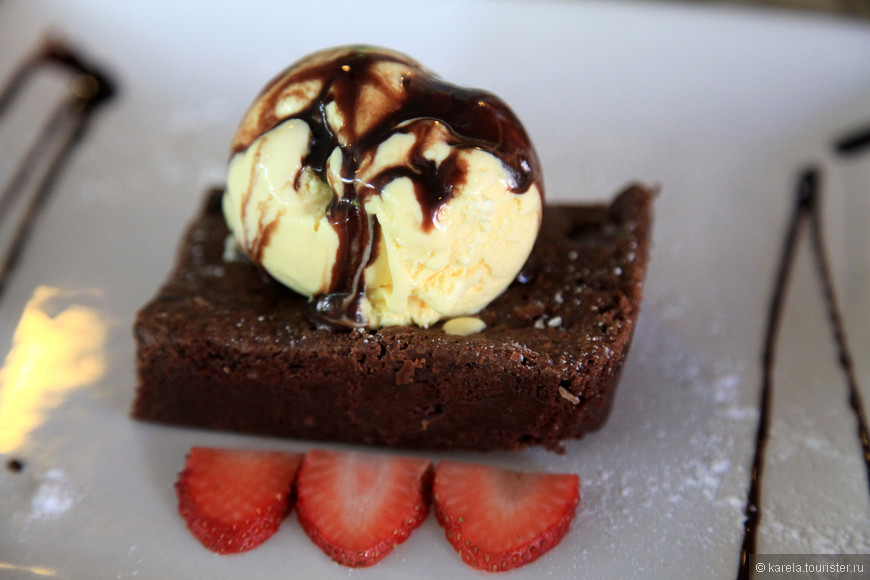 Шоколадный брауни с шариком ванильного мороженого