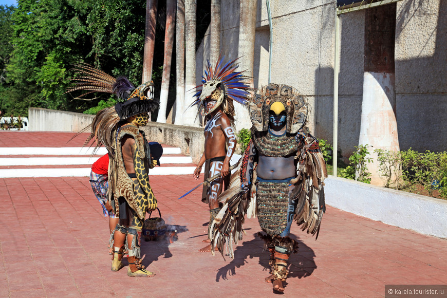 Актеры, изображающие воинов майя (слегка злоупотребляющих фаст-фудом), у входа в Чичен-Ицу. Фото с воинами - за деньги, разумеется