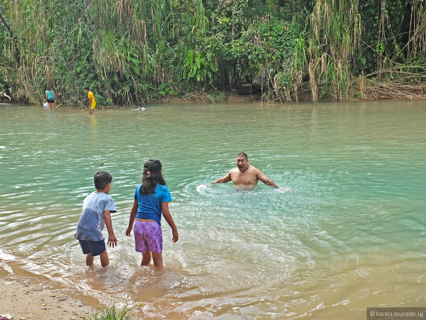 Купающиеся в воде каскадов Агуа Асуль (находится неподалеку от Паленке)