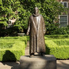 Скульптура Вильгельма Оранского во весь рост во дворике музея.