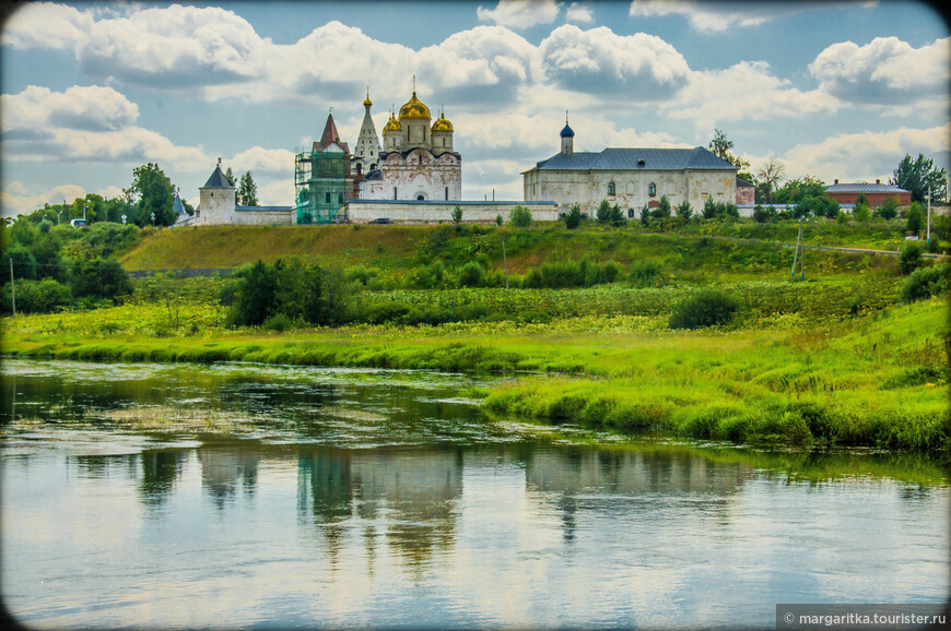 вид на монастырь с той стороны реки, с Ильинской слободы, которую необходимо миновать перед въездом в деревеньку Исавицы 