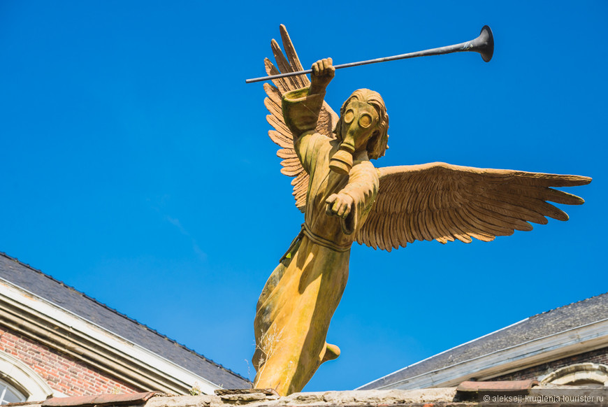 Ангел в кислородной маске, размахивающий трубой. Произведение бельгийского скульптора Тома Франзе( Tom Frantzen), выражающее протест  загрязнению окружающей среды и умов людей
