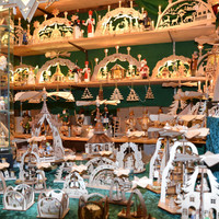 Тут же и всевозможные рождественские сувениры: фигурки животных и сказочных людей, вырезанные из дерева, рождественские пирамиды, вращающиеся от зажженных свечей.


