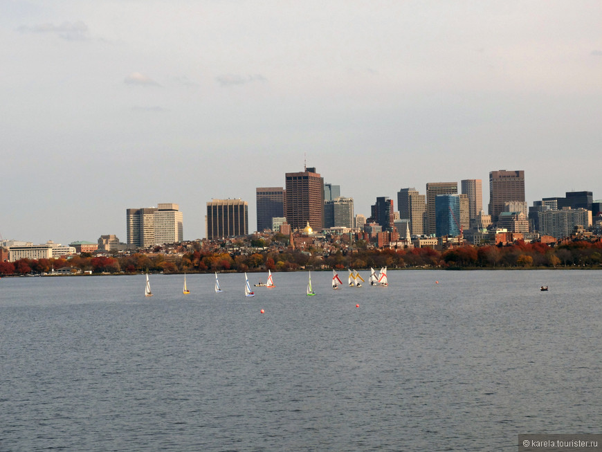 Скайлайн Бостона со стороны Кембриджа. Здание с золотым куполом - капитолий штата Массачусетс