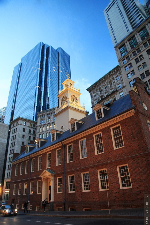 Старый капитолий штата Массачусетс (Old State House, построен в 1713 году) на фоне современных небоскребов