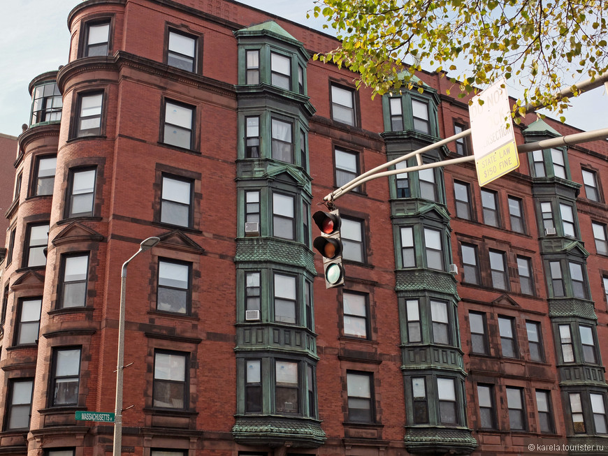 Интересно, что в Бостоне встречаются как желтые и пузатенькие нью-йоркские светофоры, так и черные и плоские