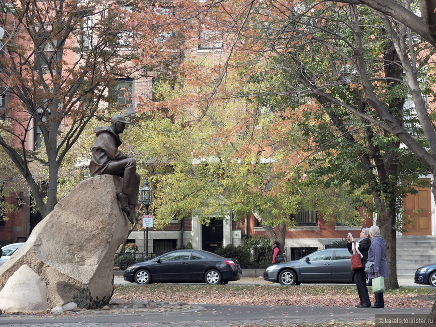 Памятник контр-адмиралу, писателю и историку Сэмуюлю Элиоту Морисону - уроженцу Бостона