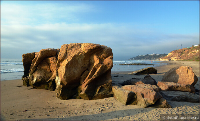 Живописные камни, разбросанные тут и там на берегу.  