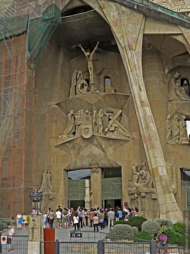 Второй фасад Страстей, со стороны билетной кассы, должен наоборот рассказывать о смерти Иисуса на кресте. Там с 50-х годов трудится скульптор Жозеп Мария Субиракс.