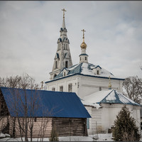 В 1411 году в этом  храме "гостил" Всероссийский митрополит Фотий, преемник Киприана. И пребывание в стенах этого храма спасло Владыку от пленения татарским войском царевича Талыча. В благодарность за это чудесное спасение Фотий построил здесь еще одну деревянную церковь - Рождества Богородицы, и при Фотии  же на этой земле организовался первый в пустыни мужской монастырь. 