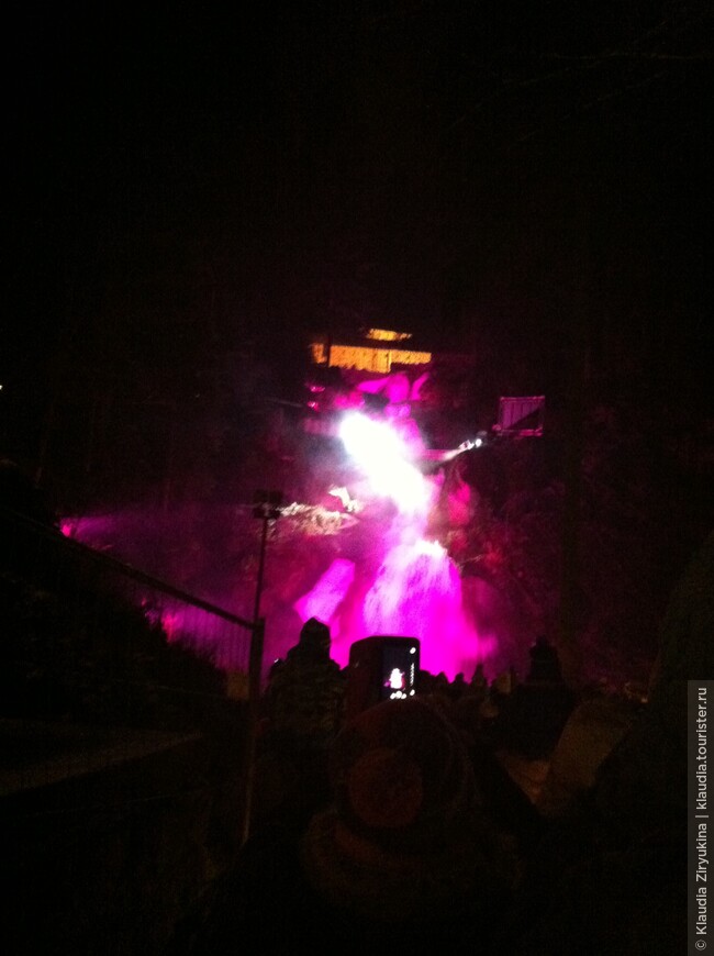 Шоу огня на водопаде Триберг.