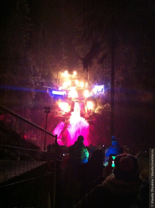 Шоу огня на водопаде Триберг.