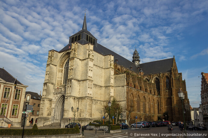 Церковь святого Сульпиция (Sint-Sulpitiuskerk) находится на  площади  Большой Рынок в центре города.
Строительство продолжалось 200 лет, с 13 века. Вот такая получилась, разная.