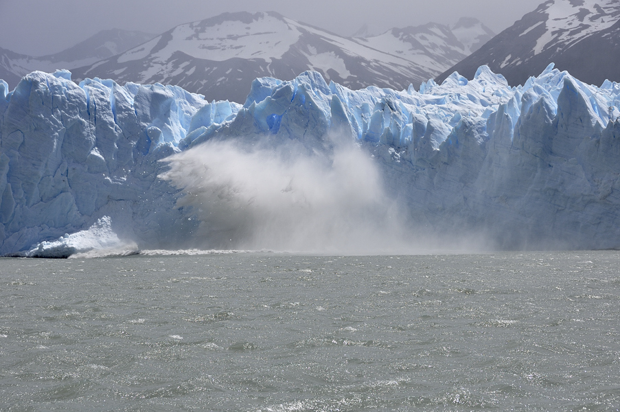 10 самых больших ледников. Ледник Хельхейм. Откололся ледник. Рождение айсберга фото.