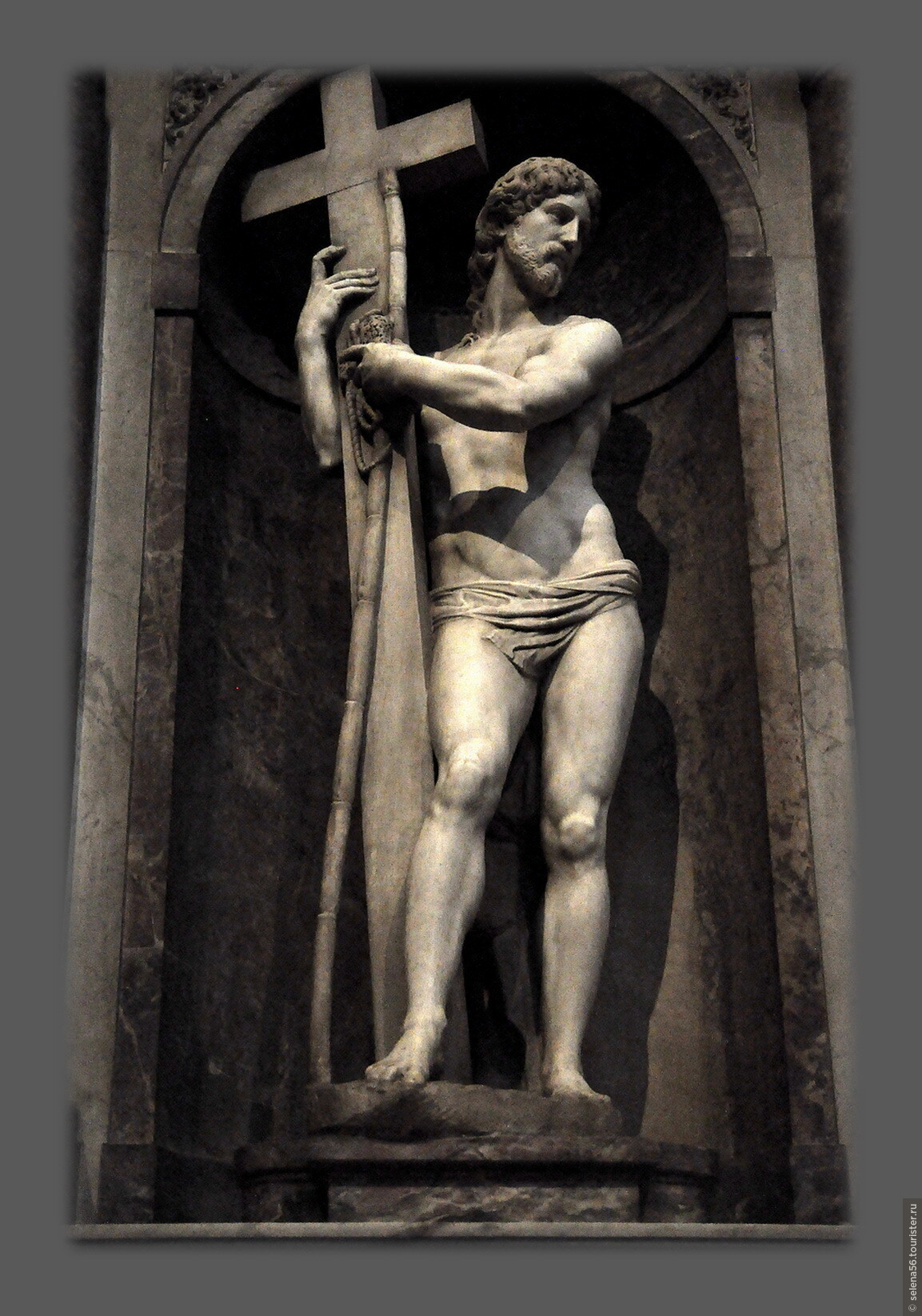 Распятие микеланджело. Распятие Микеланджело Санто Спирито. Скульптура Распятие Христа Микеланджело. Воскресший Христос Микеланджело. Статуя Микеланджело "Воскресший Христос".