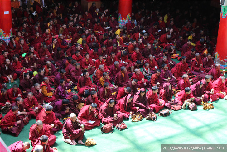 Сертар Ларунг Гар - самый большой в мире буддистский институт.
Монахи читают молитвы.