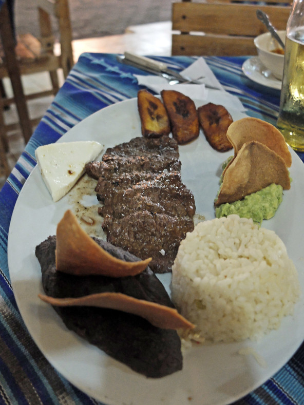 Комплексный обед в гватемальском ресторане включает также напиток и суп