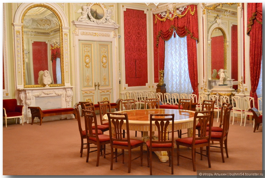 Красная гостиная. На протяжении веков Аничков дворец был
драгоценным подарком: его дарили членам царской
семьи и фаворитам.