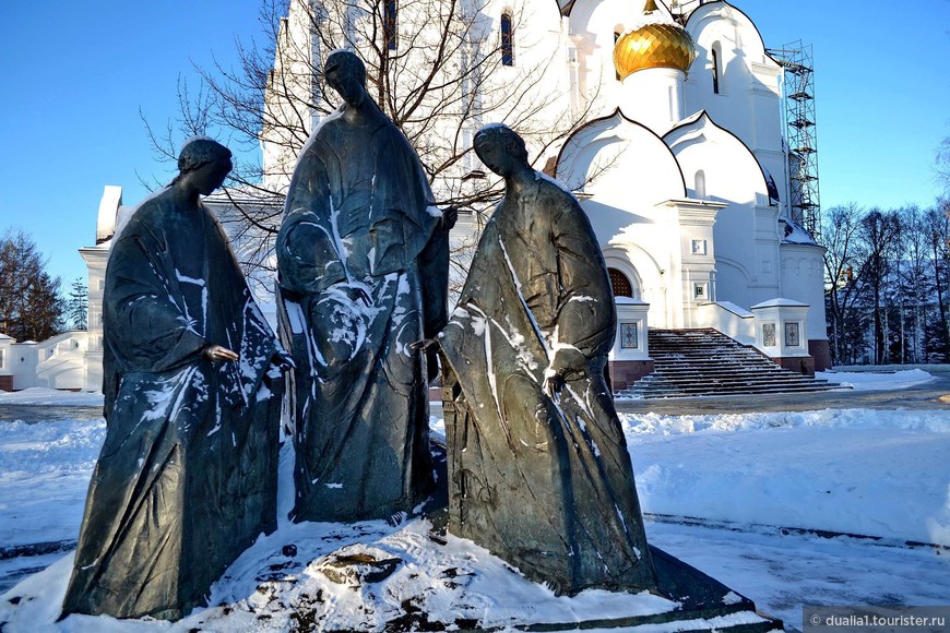 «Троица» — скульптурная композиция в честь тысячелетия распространения христианства на Руси