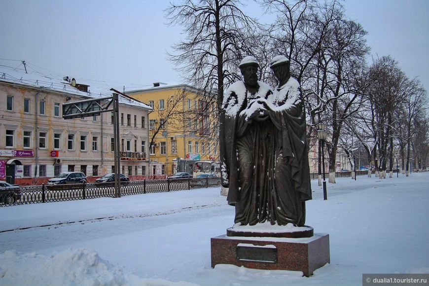 памятник благоверным князьям Петру и Февронии Муромским, покровителям семьи, любви и верности