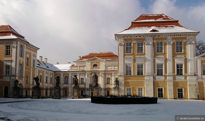 Замок Дукс. Вид со стороны площади Республики. Замок построили в 16-м веке в стиле ренессанс. В 17-м веке граф Вальдштайн  достраивал замок в стиле барокко