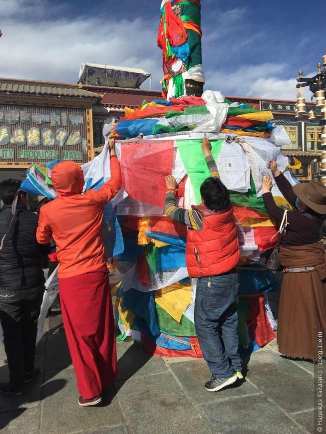 тарпоче на улице Баргхор перед Джокангом, паломники вешают новые молитвенные флаги