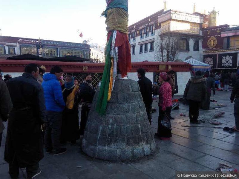 тарпоче на улице Баргхор перед Джокангом