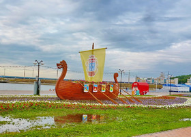 04. На набережной стоит такой вот бутафорский кораблик в память о Чувашских завоевателях морей (наверно).