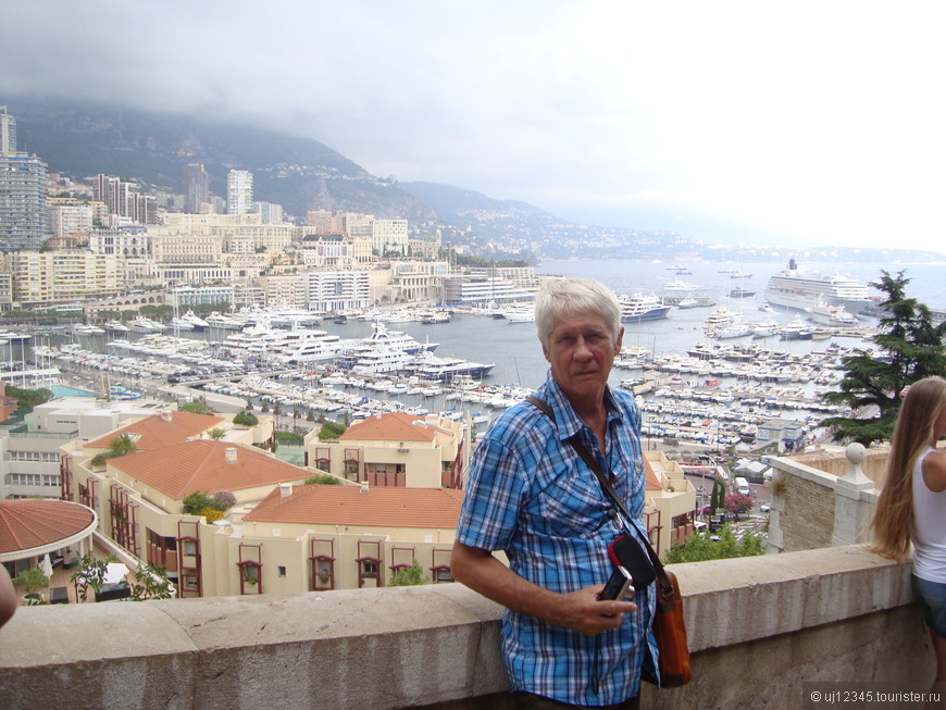 Монако - вид на бухту с кораблями.