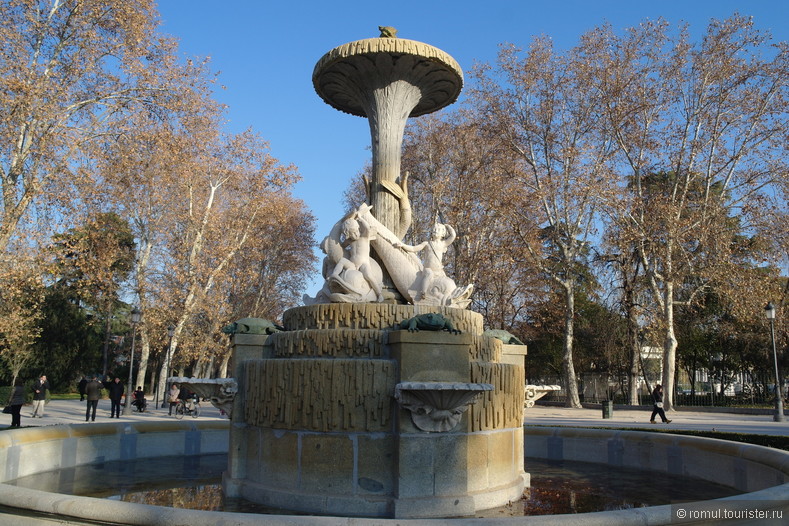 Живописные места в парке Буэн-Ретиро в Мадриде.