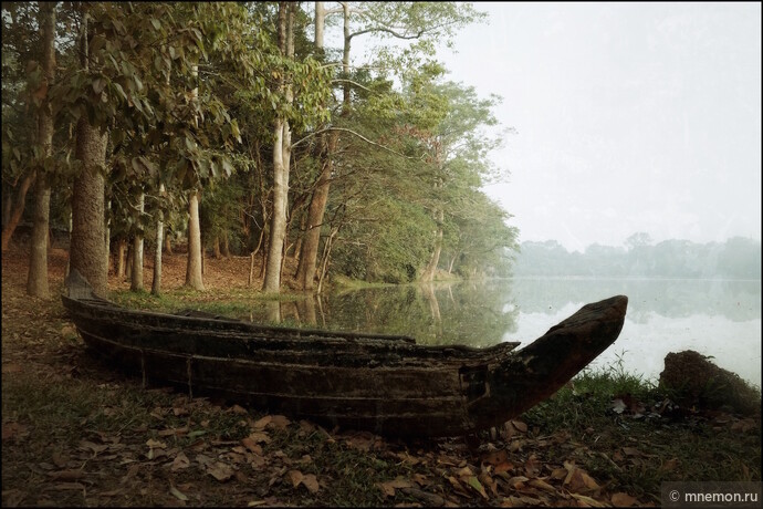 Лодка на берегу рва вокруг комплекса Ангкор Ват.